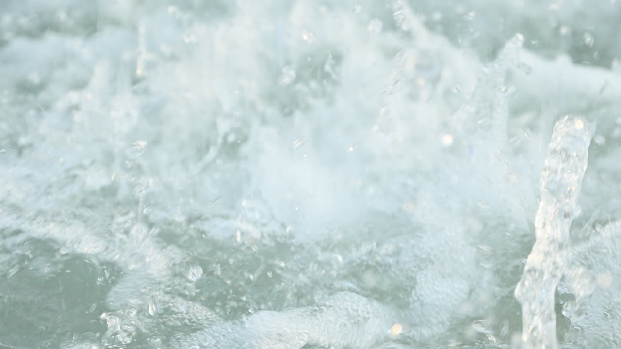 분수 에 물 이  ⁇ 아지는 장면, 4k 에서 120 fps 로 촬영 된 느린 동작 장면