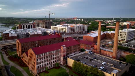 Luftschneller-Vorstoß-über-Textilfabrik-In-Columbus,-Georgia