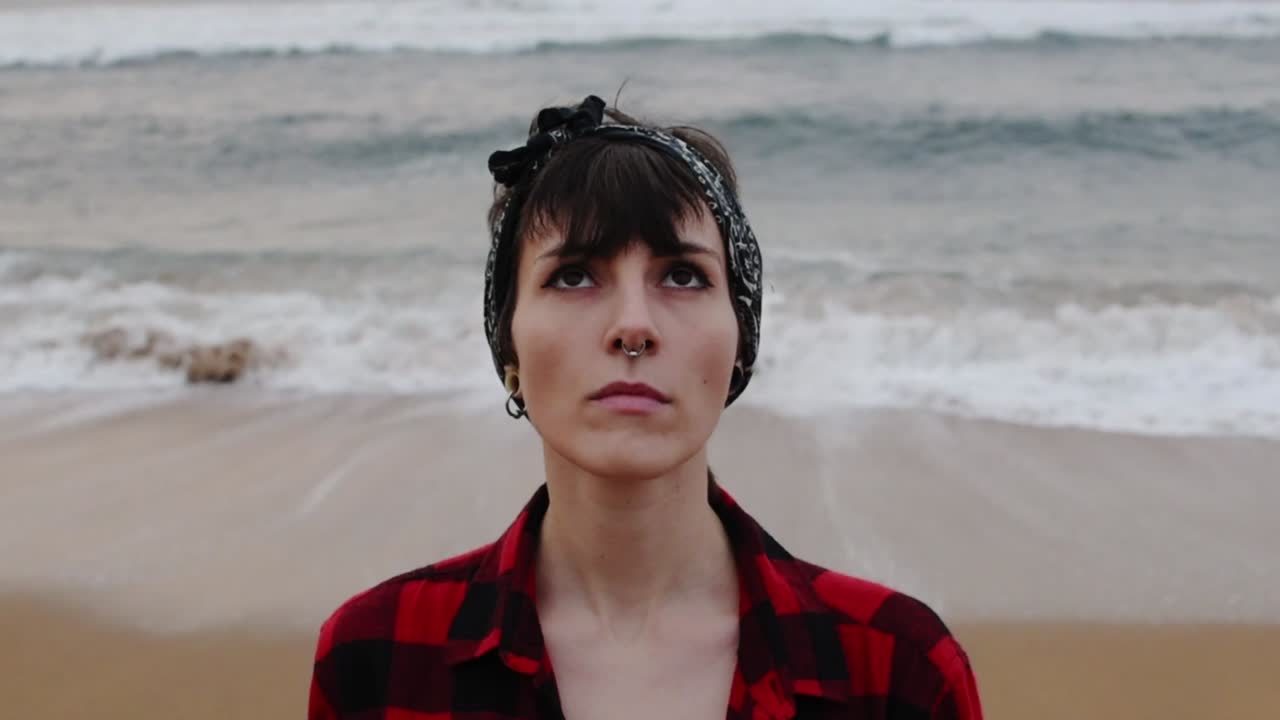 해변 의  ⁇ 은 모래 위 에 서 있는 여자