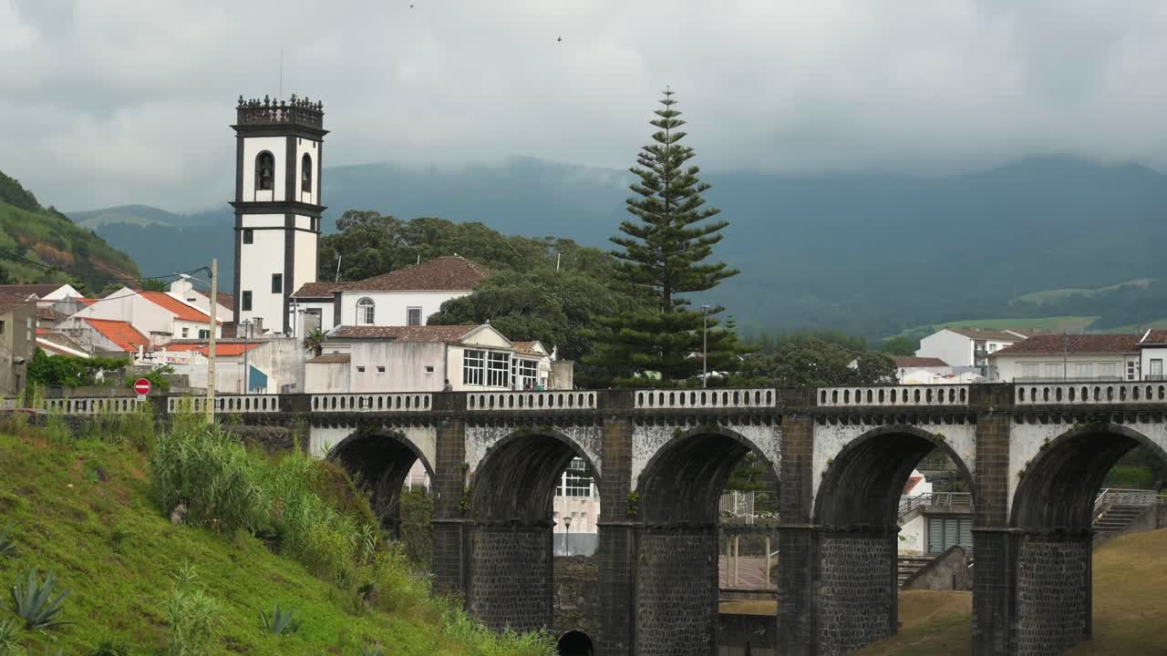 municipio, plaza central de ribeira grande y el puente ponte dos ocho arcos, en la isla de sao miguel, azores, portugal - julio 2023
