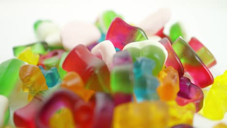 girando alrededor de una mezcla de caramelos variados