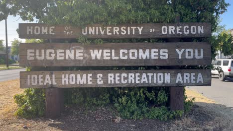 Wood-welcome-sign-to-Eugene,-Oregon,-home-of-the-University-of-Oregon