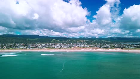 Fliegen-In-Whangamata-Surf-Beach-Mit-Wellen,-Die-Bei-Flut-Brechen