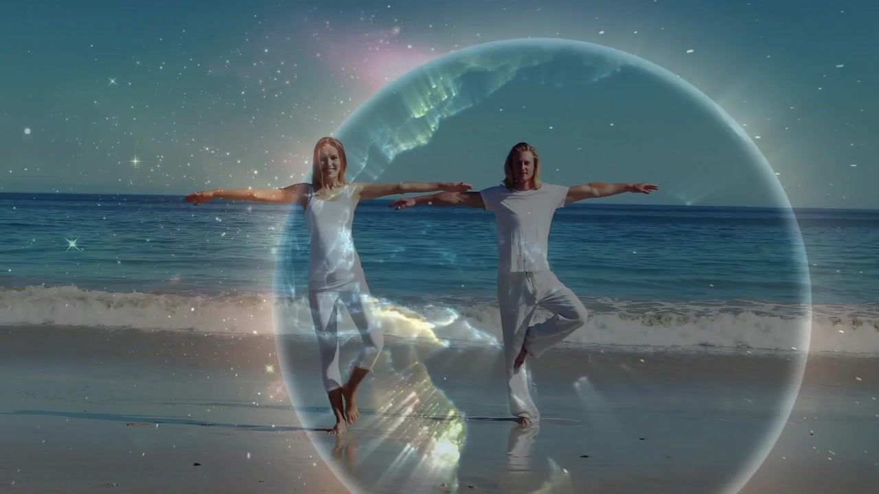 Parejas de yoga descalzas en la playa, cambiando el peso y creando una superposición de esfera terrestre giratoria para el bienestar.