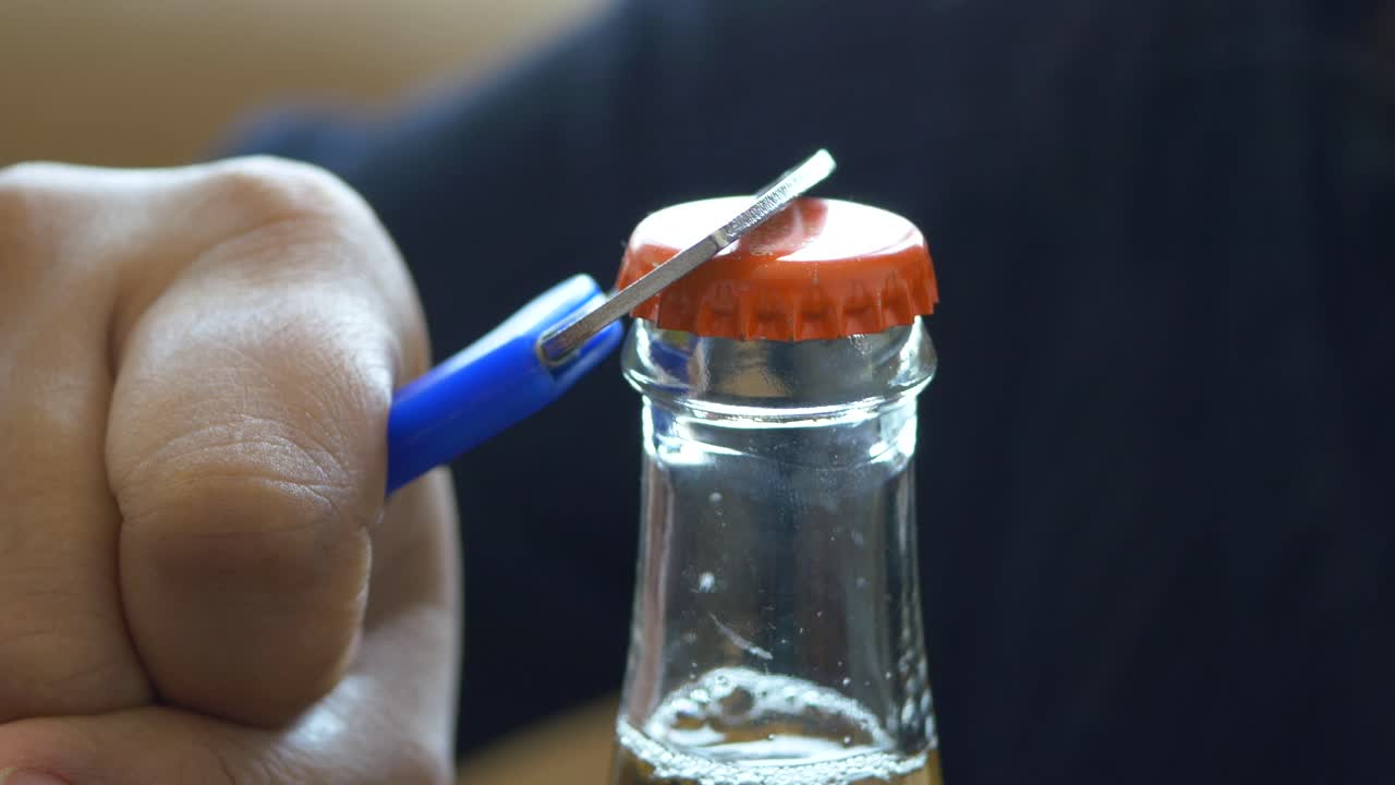 맥주 병을 열고