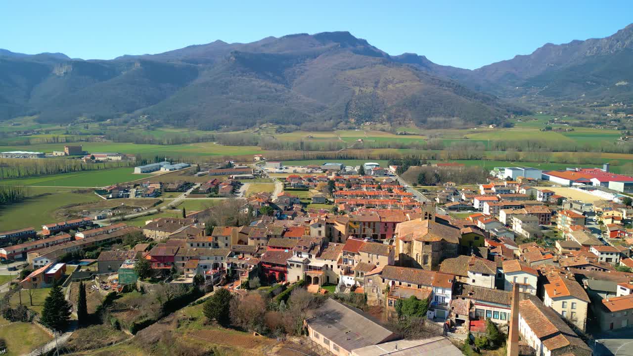 imágenes aéreas de la vall d'en bas en la provincia de girona zona de la garrotxa imágenes de la ciudad con las montañas al fondo