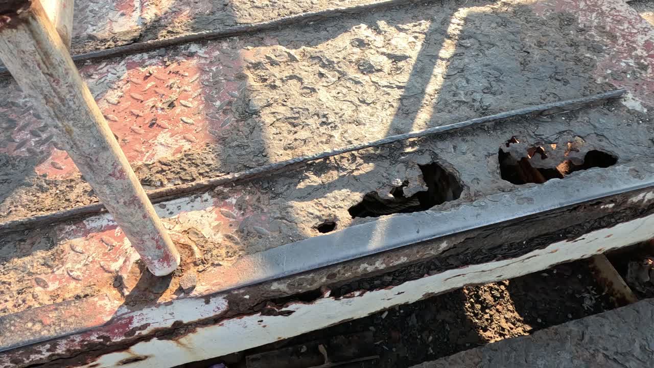 변하는 그림자와 함께 부패하는 금속 계단.