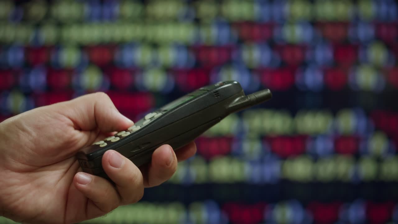 오래된 드폰을 들고 있는 손