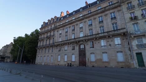 Edificio-Tradicional-En-El-Centro-De-La-Ciudad-De-Burdeos-En-Francia-Durante-El-Amanecer-Y-La-Calle-Vacía