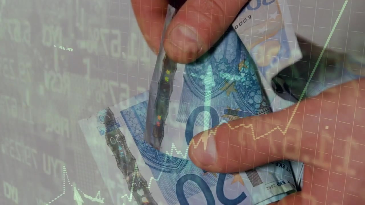 En tommelfinger adskiller en 50 euro-seddel, mens hænder spreder, glider og stabler pengesedler til en finansiel fremvisning.