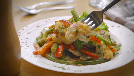 Plato-Antipasto-Con-Verduras,-Judías-Verdes,-Coliflor,-Paprika,-Aceite-De-Oliva-En-Cámara-Lenta