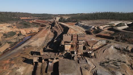 Toma-Aérea-De-Los-Edificios-Abandonados-Y-Torres-De-La-Empresa-Minera-Sao-Domingo