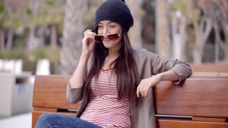 mujer casual de moda relajándose en un parque