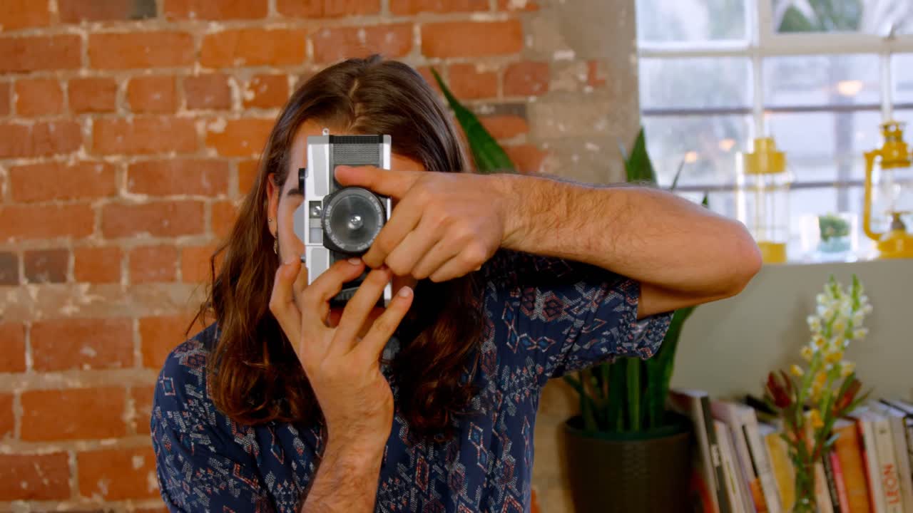 벤테이지 카메라 4k로 사진을 찍는 임원