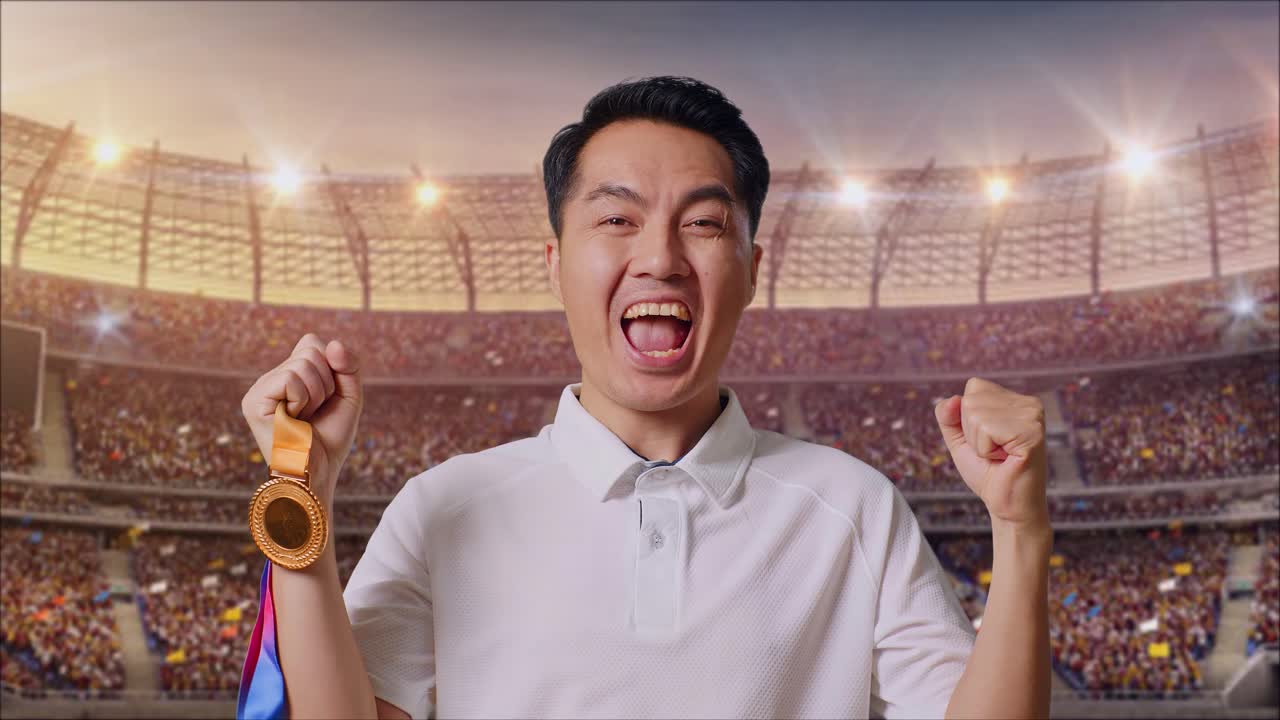 경기장에서 금메달을 가지고 승리를 축하하는 남자