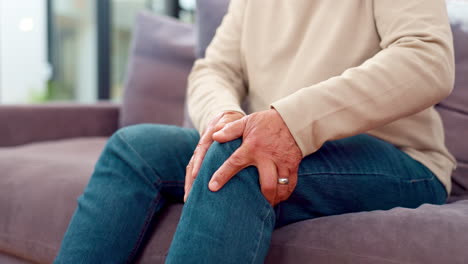 older adult experiencing knee pain