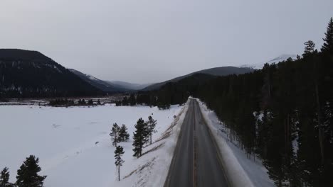 Carretera-Solitaria-En-Invierno-4k-Drone