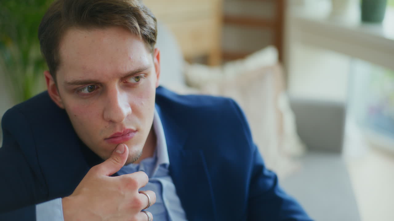 el hombre de negocios piensa en ideas.