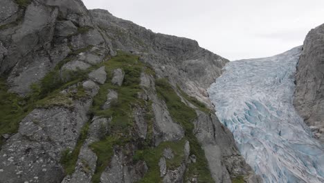 Majestuoso-Glaciar-Masivo-Cerca-De-Las-Montañas-Rocosas,-Disparo-De-Revelación-De-Mosca-Lateral-Aérea