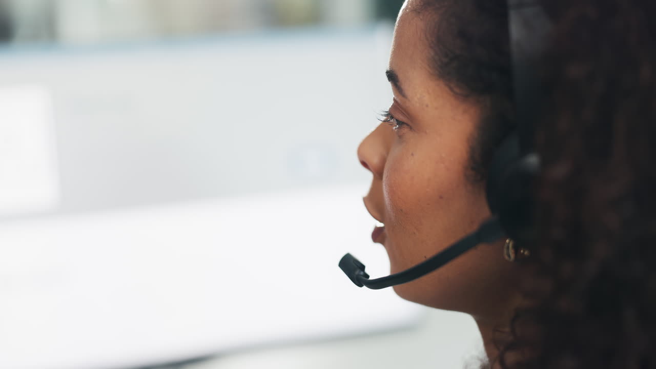 Rappresentante del servizio clienti con cuffie