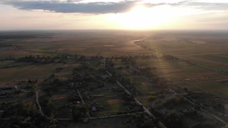 Vista-Aérea-De-Un-Pequeño-Pueblo-En-Ucrania-Durante-La-Puesta-De-Sol