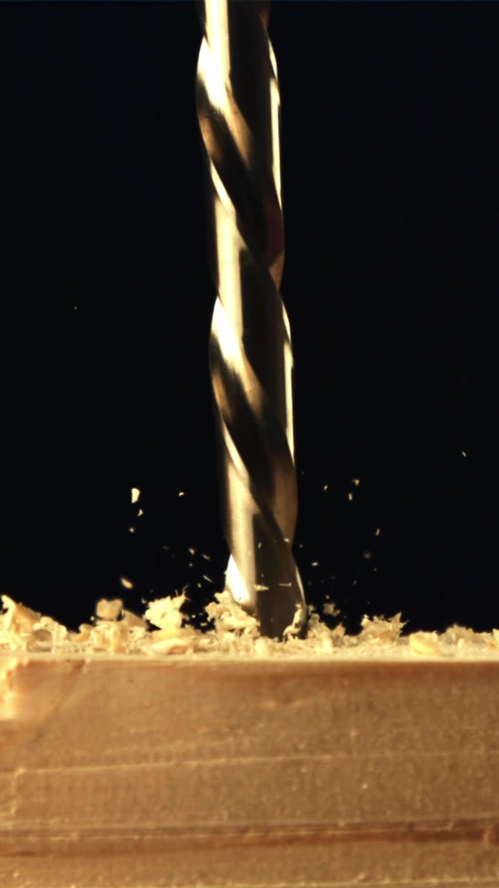 Primo piano di una punta da trapano che fa un foro nel legno