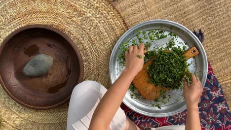 vista superior gente local cocina método de cocción verduras tabla de cortar mujer trabajando en casa mimbre en el suelo vida del pueblo gente nómada campo turco deliciosa comida comida saludable vegano
