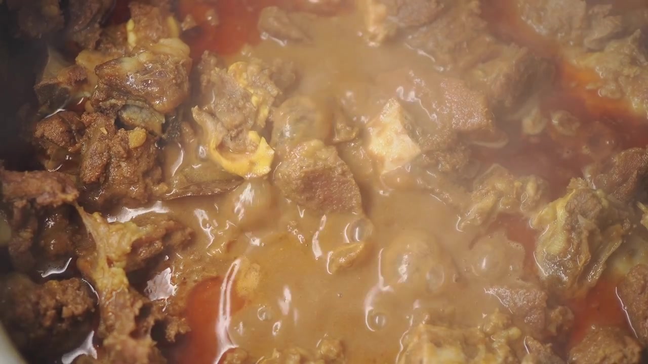 Semur Daging Lezat Mendidih Perlahan di dalam Panci