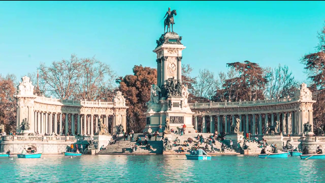 Questo è un Time lapse 4K del Monumento ad Alfonso XII a Madrid, Spagna