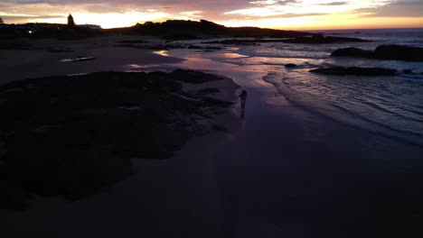 Sonnenaufgang-Am-Stockton-Beach-Mit-Einem-Mädchen,-Das-Am-Strand-Läuft