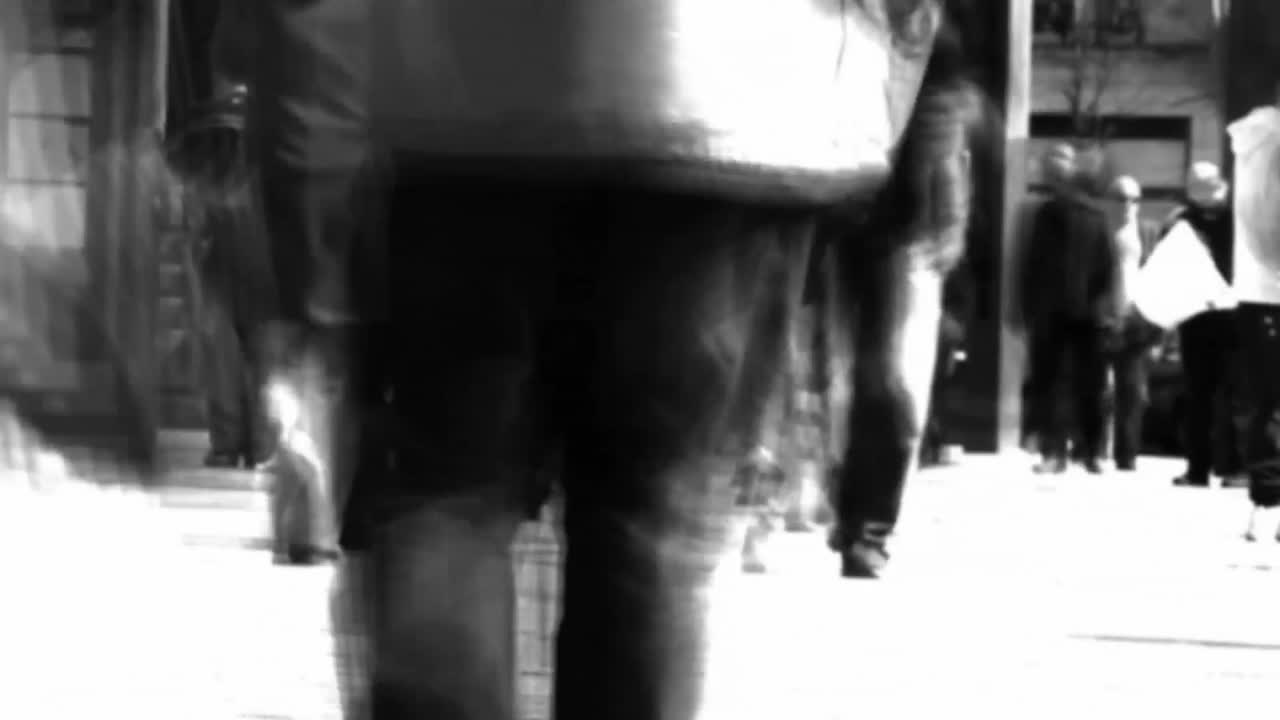 는 사람들의 군중