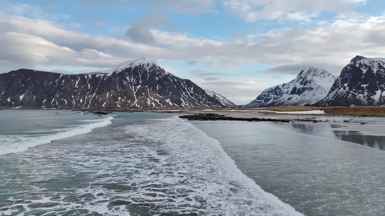 Luftfoto av Lofotens vakre landskap om vinteren
