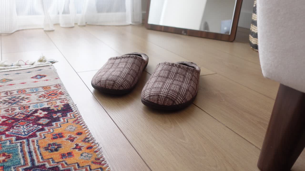 zapatillas de cuadros marrones en un piso de madera