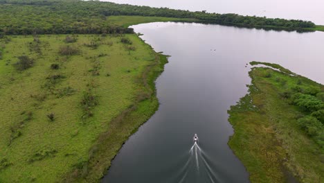 vista aérea de un barco en el río