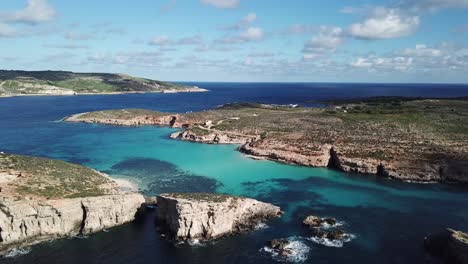 vuelo en malta sobre agua y acantilados