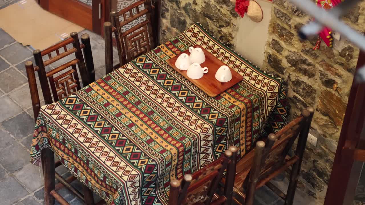 los vasos aparecen en la mesa con el tiempo.