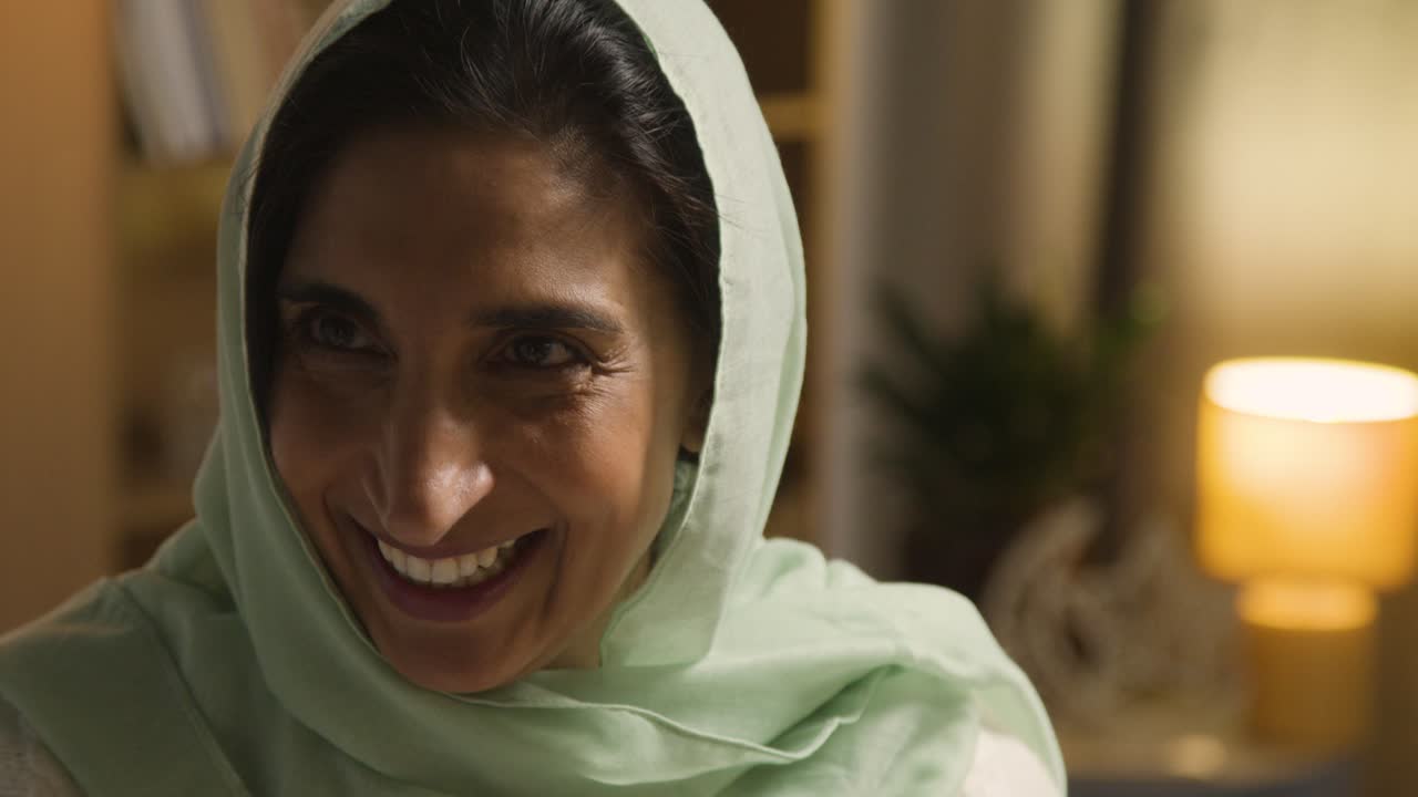 mujer usando hijab en la mesa de una familia musulmana en casa comiendo comida iftar rompiendo el ayuno diario durante el ramadán comiendo samosa