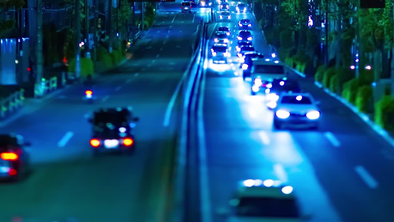 도쿄 시내 거리의 소형 교통체증의 야간 타임스