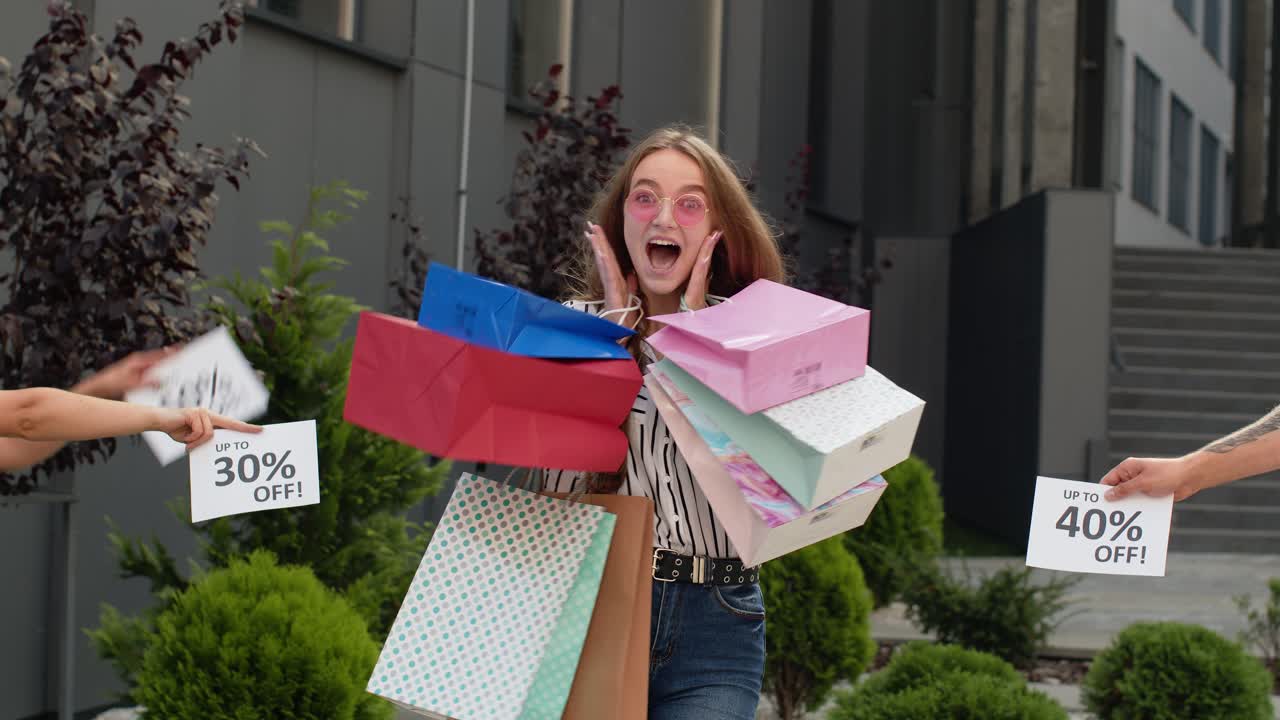 inscripciones con descuentos aparecen junto a la chica sonriente con bolsas de compras. compras a bajos precios