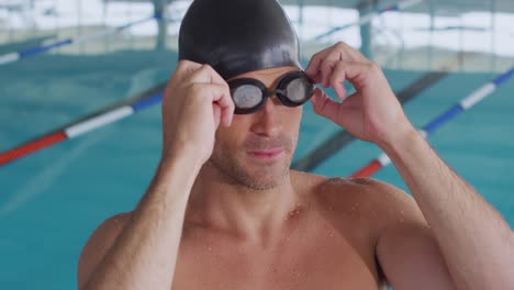 Schwimmer-Setzt-Seine-Schwimmbrille-Auf