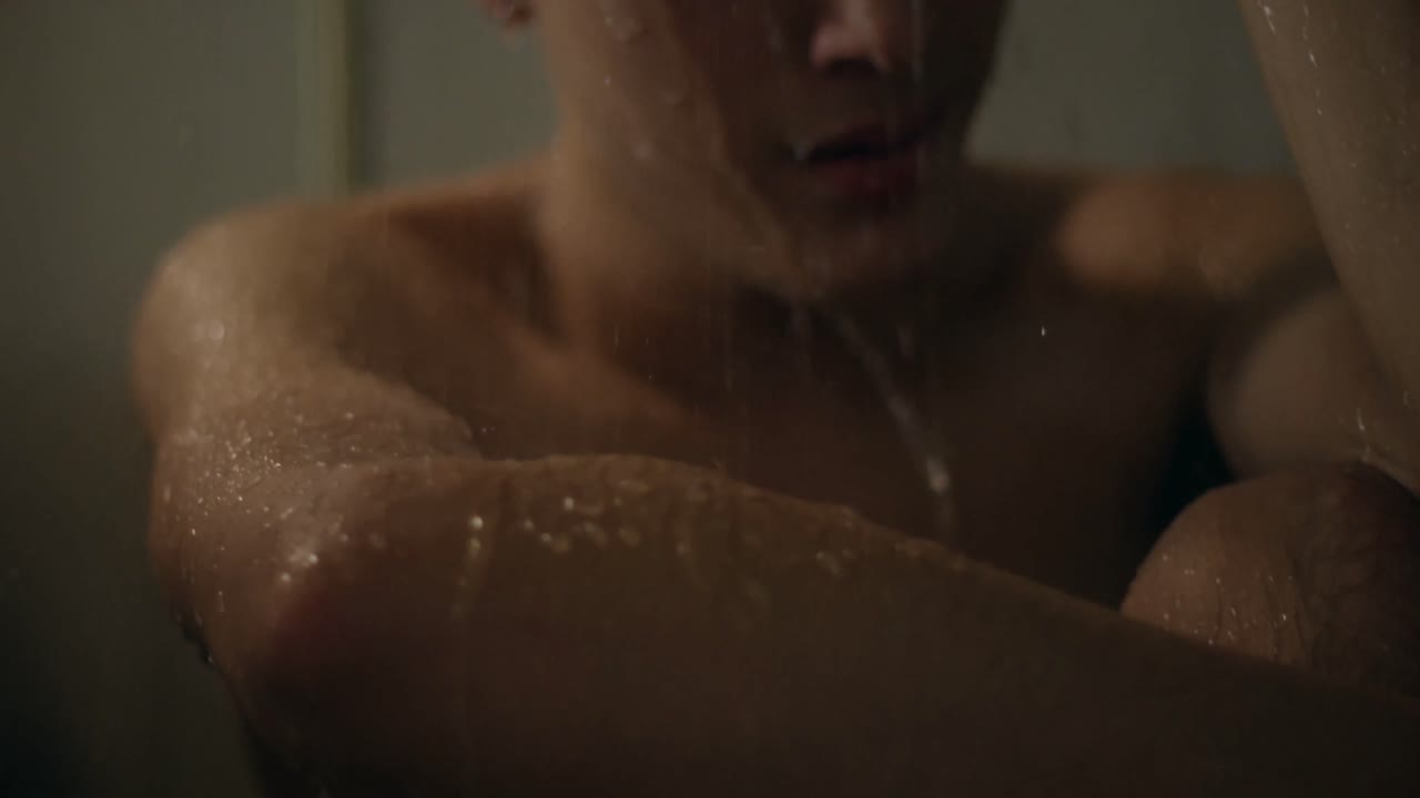 집의 욕실에서 목욕하는 남자 4k