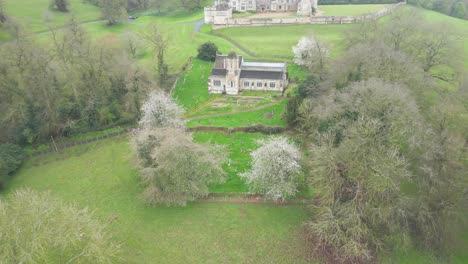 tomada de avión no tripulado de la iglesia de rockingham durante el día en inglaterra