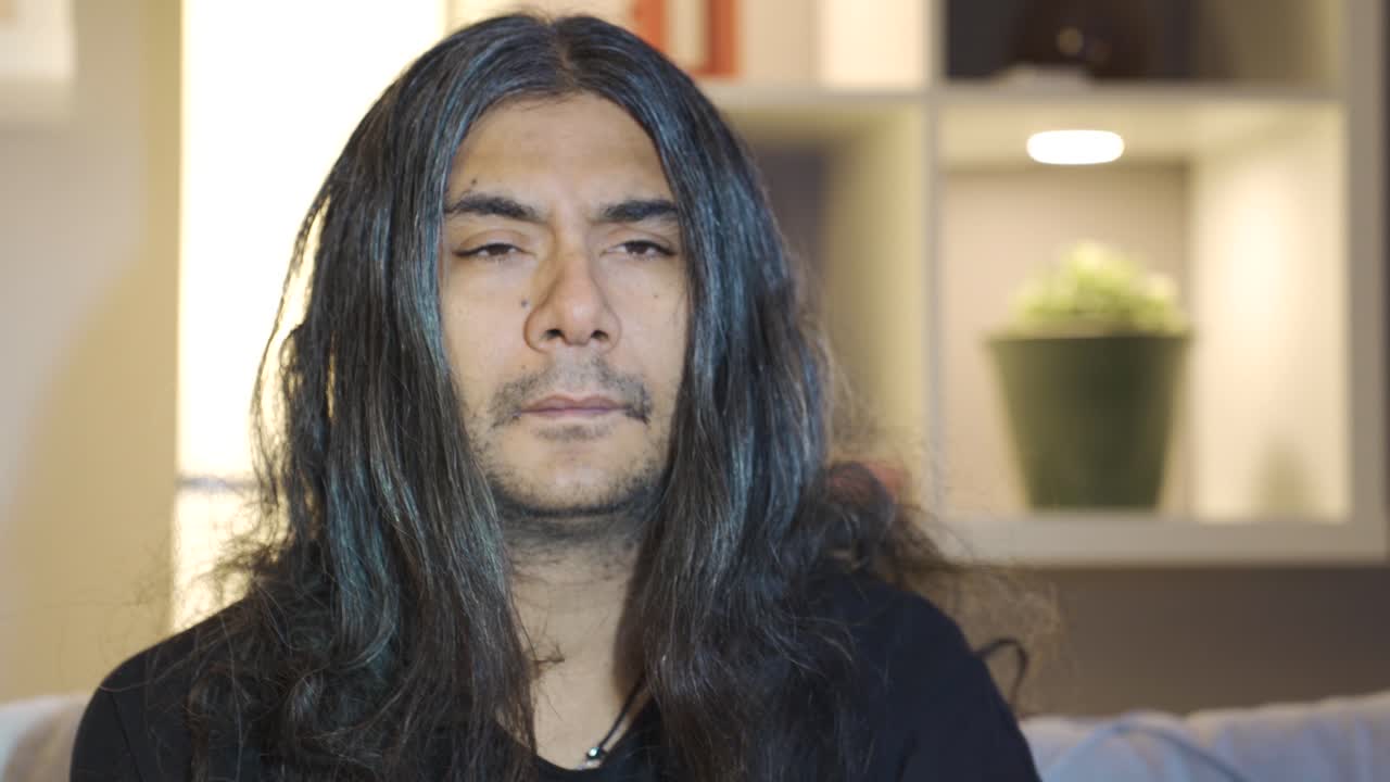 잠든 남자가 tv를 보고 있습니다.