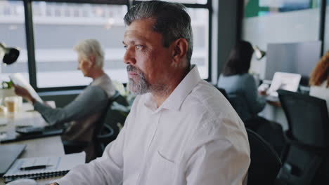 café, oficina y hombre de negocios de alto nivel trabajando