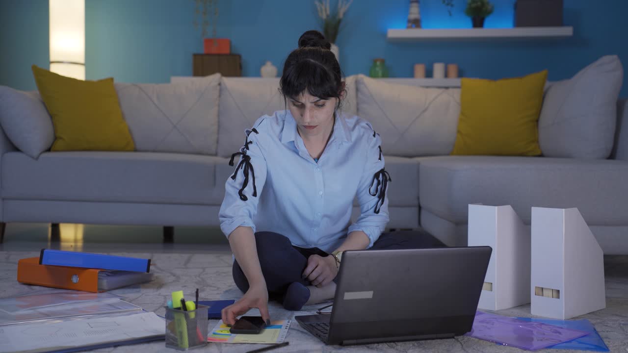 trabajadora de oficina en casa mujer segura de sí misma.