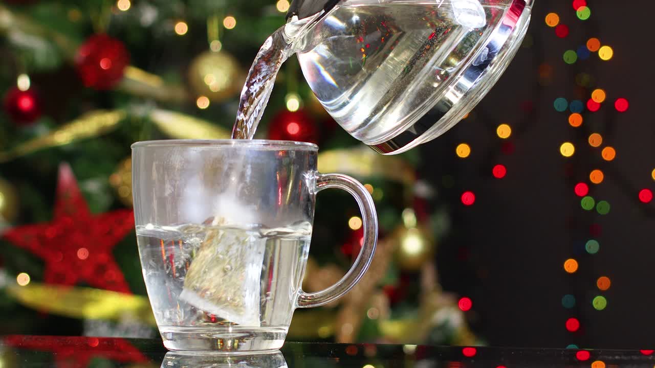 크리스마스 트리 뒤에 박이는 불빛으로 차를 만드는 것