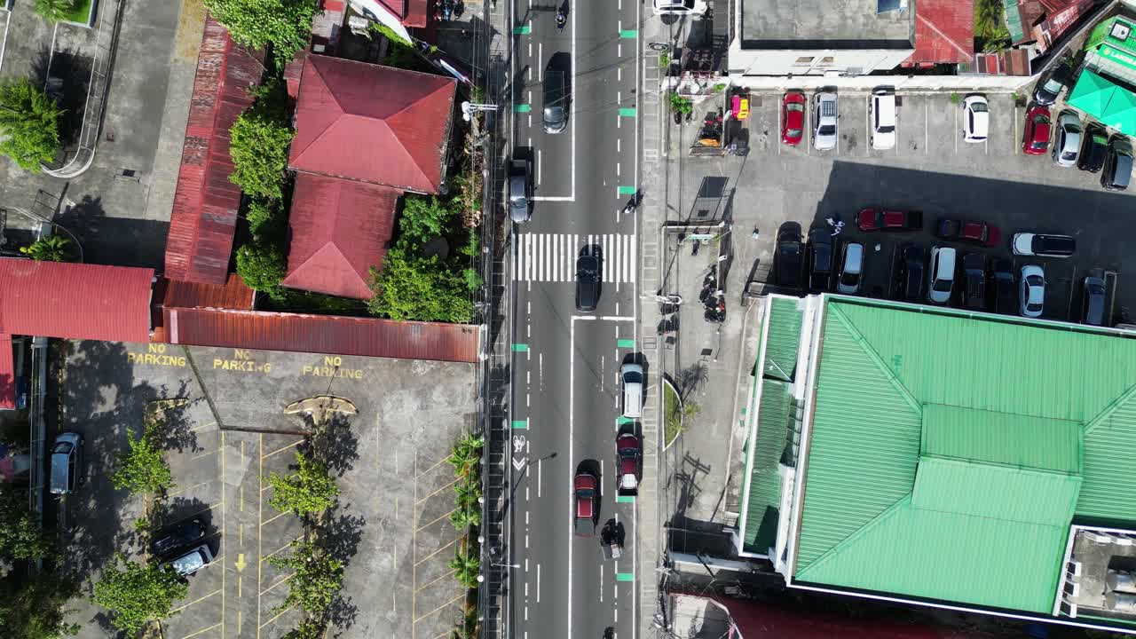 필리핀 알바이의 레가스피 시의 도로에서 자동차가 운전하고 있습니다.