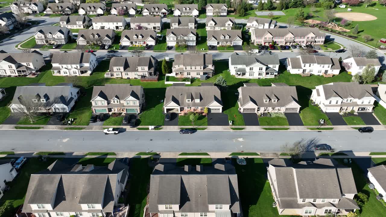 Ripresa laterale con drone di case ed edifici moderni simili in un quartiere residenziale di lusso negli Stati Uniti