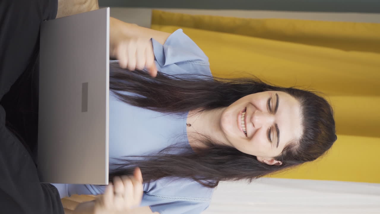el video vertical de la mujer exitosa es feliz.