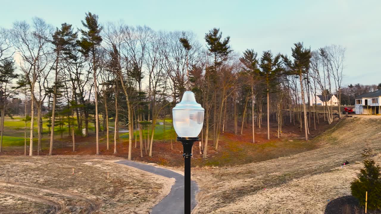 girando alrededor del poste de luz mientras se eleva